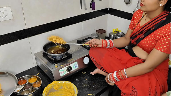 कोमल दिवाली पर नमकीन बना रही थी, देवर ने भाभी को लेने के बहाने कमर में हाथ डाला