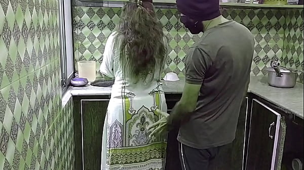 Bhabhi Sambil Masak Di Dapur, Tiba-tiba Digaruk Dari Belakang, Suara Desahan Basah Bikin Makin Panas