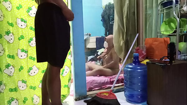 Ngentotin Bini Temen Sambil Dia Colmek, Becek Banget