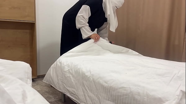 Gadis Arab Menggoda Tamu Hotel Di Kamar Dengan Memek Sempitnya Yang Basah.