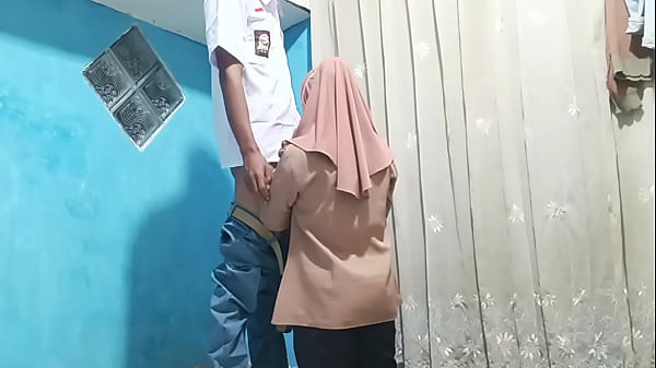 Murid Ngewe Bu Guru Pas Jam Pulang Sekolah, Kontolnya Masuk Ke Memek Gurunya Yang Basah.