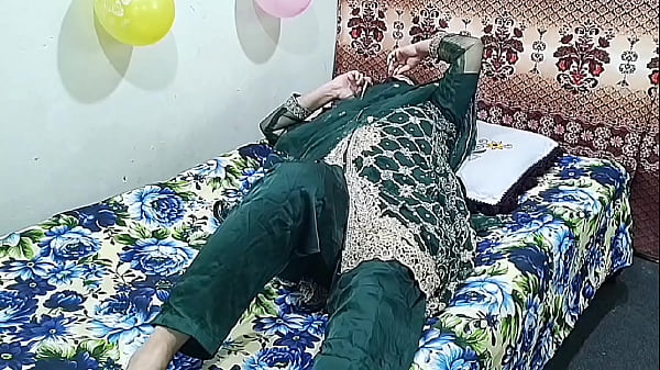 Seorang Wanita India Bersuami Memanggil Pemuda Dan Main Kasar Di Ranjang, Suara Hindi Panas.