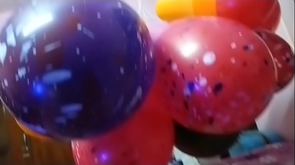 Wanita India Meletuskan Balon, Basah Kuyup, Siap Dimainkan
