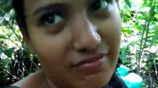 Gadis Manis Lagi Main Bareng Pacar Di Hutan, Basah Kuyup Kena Pelukan Liar.