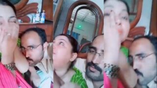 Mesum Banget, Dia Nyedot Tetek Bhabhi-nya Sambil Ciumin Bibirnya