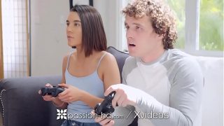 Kakak Tiri Bergairah Ngentot Kontol Besar! Main Game Jadi Panas