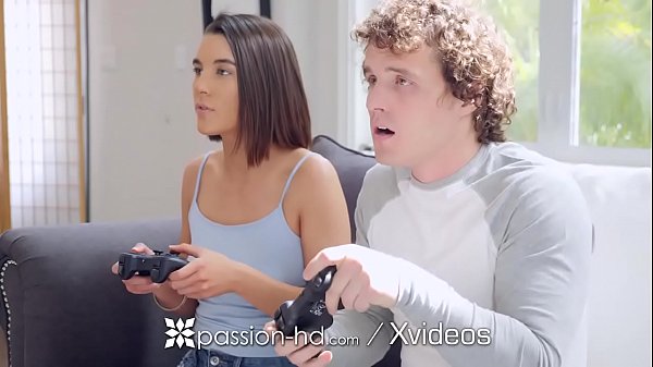 Kakak Tiri Bergairah Ngentot Kontol Besar! Main Game Jadi Panas