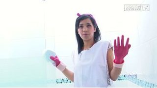 Pembantu Hotel Pake Sarung Tangan Karet, Bungkukin Badan Sambil Ngelap Pancuran, Bikin Makin Erotis