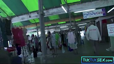Lidah Berlubang, Ibu Muda Thailand Mungil Digarap Puas Sama Dua Bule.