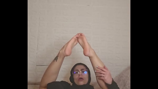 Mama Arab Rumahan Mia Pamer Kaki Bugil Di Bawah Niqab, Bikin Ngentot Lihatnya!