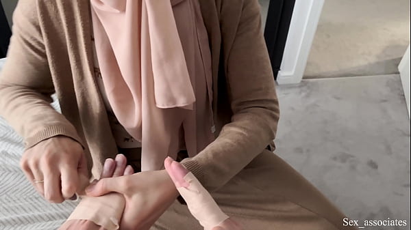Ibu Tiri Arab Bantu Anaknya Yang Tangannya Patah, Sambil Mainin Kontolnya Biar Cepet Sembuh.
