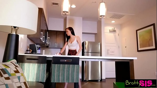 Cewek Bawel Tiri-banget, Kontol Kakak Tiri Nyelip Masuk, Eh Malah Ngeces Minta Lagi S9:e4