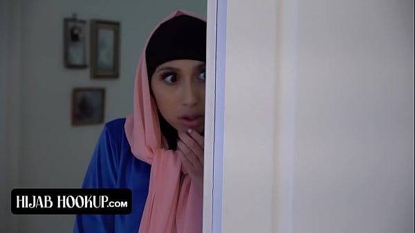 Penuh Penasaran, Cewek Cantik Berhijab Dengan Bokong Sempurna Digebukin Memek Ketatnya Sama Instruktur Horny.