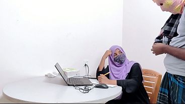Bankir Jilbab Hot Digocok Petani Kampung Desi, Ngentot Liar Di Sawah