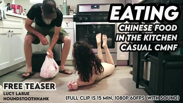 Makan Mie Di Dapur, Cuma Pakai Celana Dalem Doang