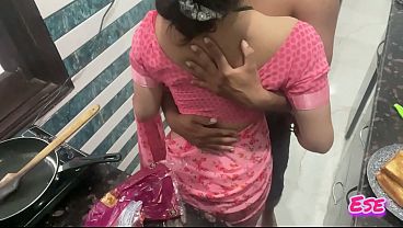 Desi Bhabhi Dapur Melengkung, Bikin Bumbu Basah Sambil Bikin Bumbu Basah Juga.