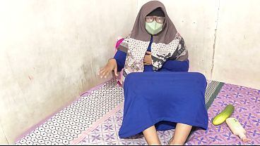 Cewek Hijab Indonesia Mainin Memek Sampe Basah.
