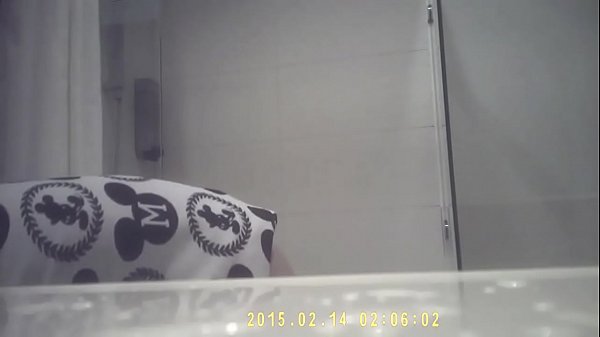 朋友偷拍姐姐诗诗洗澡,奶子小得让人硬得不行