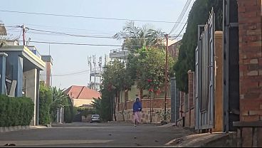 Gila, Mama Arab Ngebetin Memek Di Depan Rumah Deket Jalan Raya