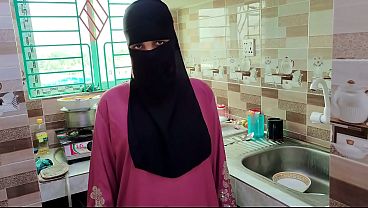 Selagi Istri Pergi, Suami Mesum Sama Pembantu Hijab Di Rumah Kosong.