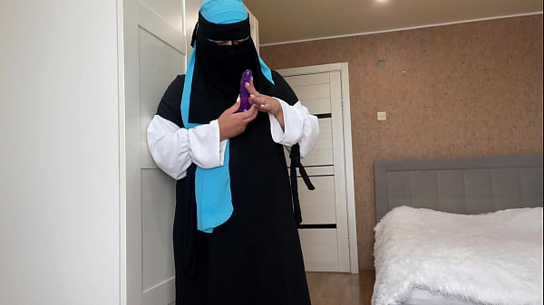 Istri Arab Berhijab Lagi Bersih-bersih Nemu Mainan Sex, Langsung Bikin Basah Dan Pengen Ngentot.